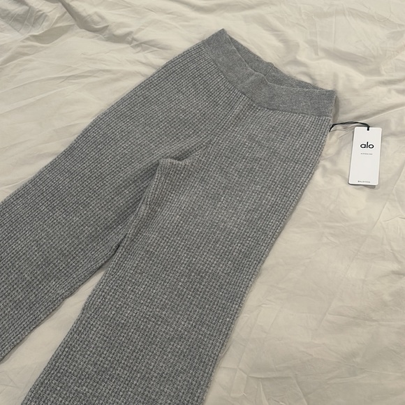 ALO YOGA - CASHMERE HIGH-WAIST PLUSH WAFFLE PANT in Athletic Heather Grey - Picture 4 of 6
